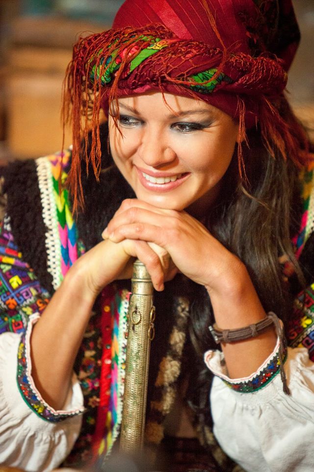 Руслана показала семейные фото с мужем и мамой