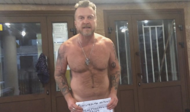 Антон Мухарский пришел в суд полностью голым