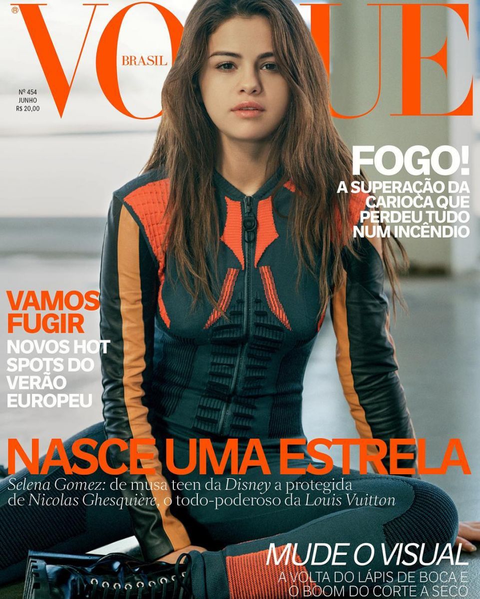Селена Гомес позирует в объятиях знаменитого дизайнера на обложке Vogue