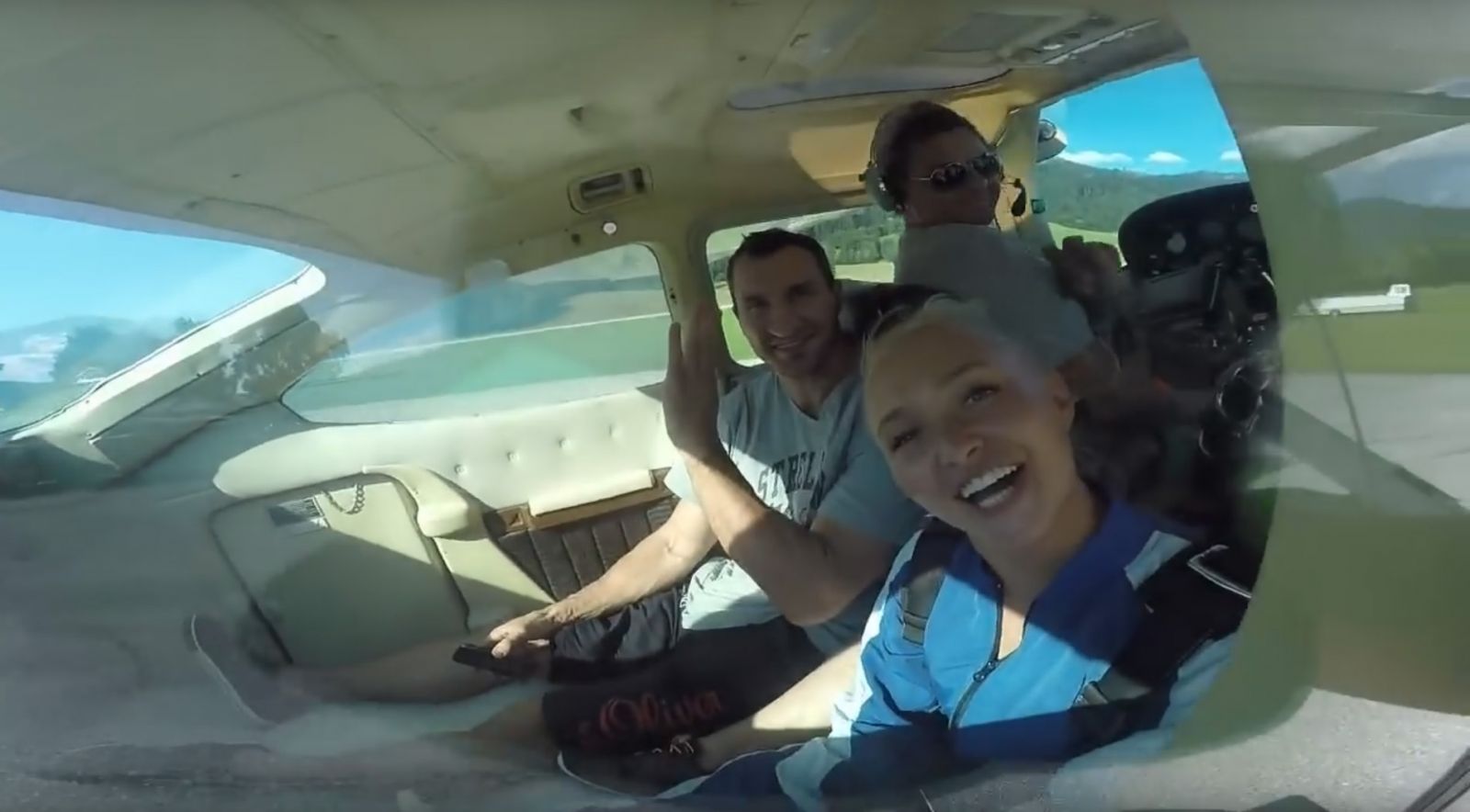 Невеста Владимира Кличко впервые прыгнула с парашютом