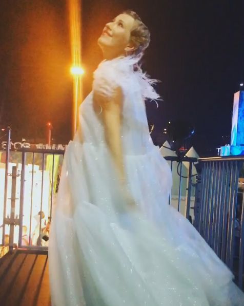 Беременная невеста: Ксения Собчак вышла в свет в сказочно красивом белом платье