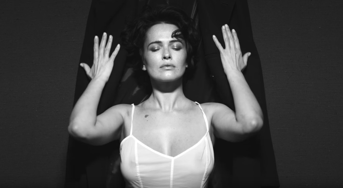 Даша Астафьева сменила имидж и снялась в смелом видео Алана Бадоева