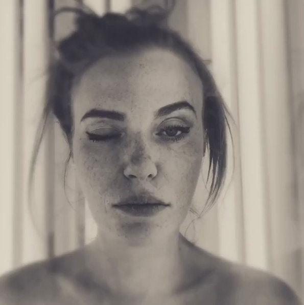 Слава из Неангелов показала свои веснушки