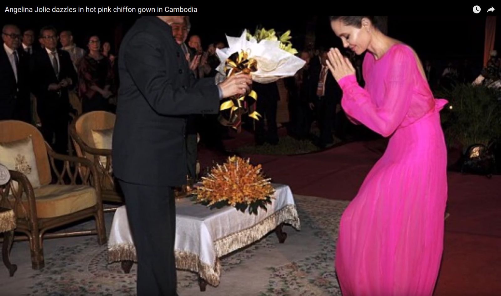 Справжній фурор: Анджеліна Джолі з'явилася на публіці в яскраво-рожевій сукні
