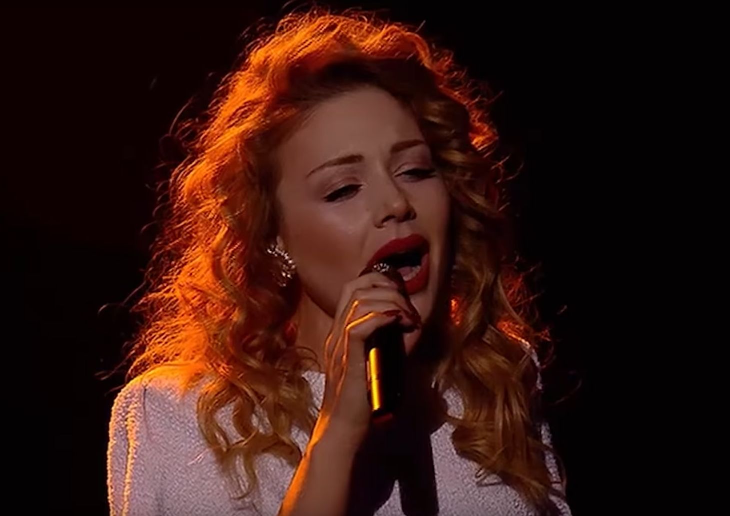 Тина Кароль и победитель шоу "Голос країни-7" поют песню "Твої гріхи"