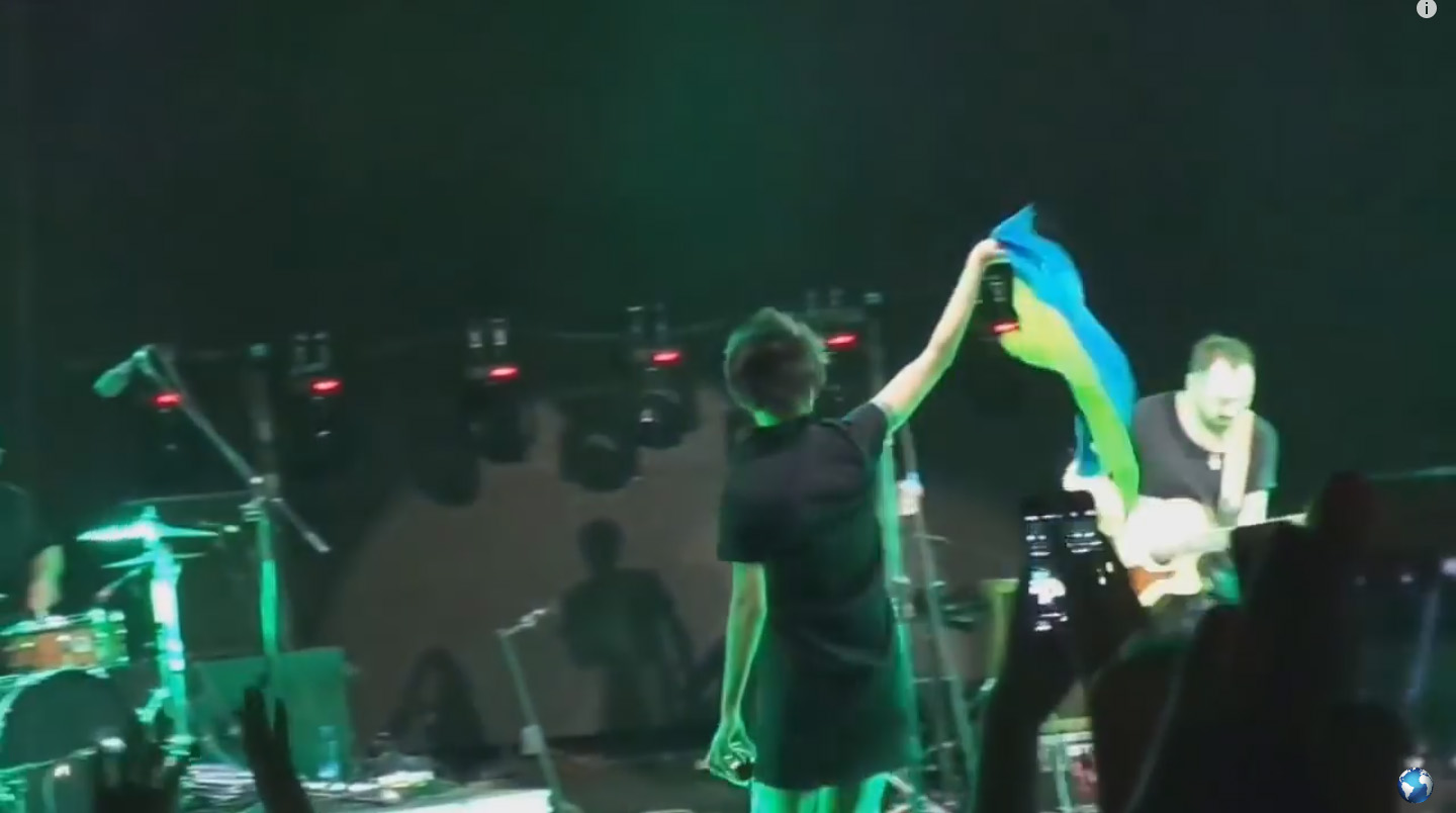 Земфира развернула украинский флаг на концерте в Грузии