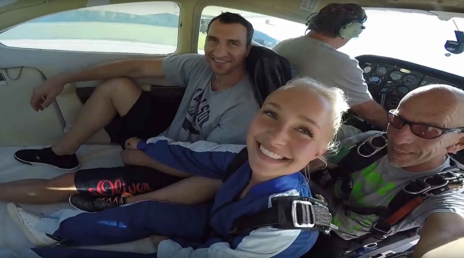 Невеста Владимира Кличко впервые прыгнула с парашютом