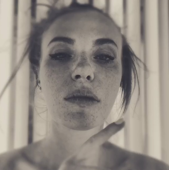 Слава из Неангелов показала свои веснушки