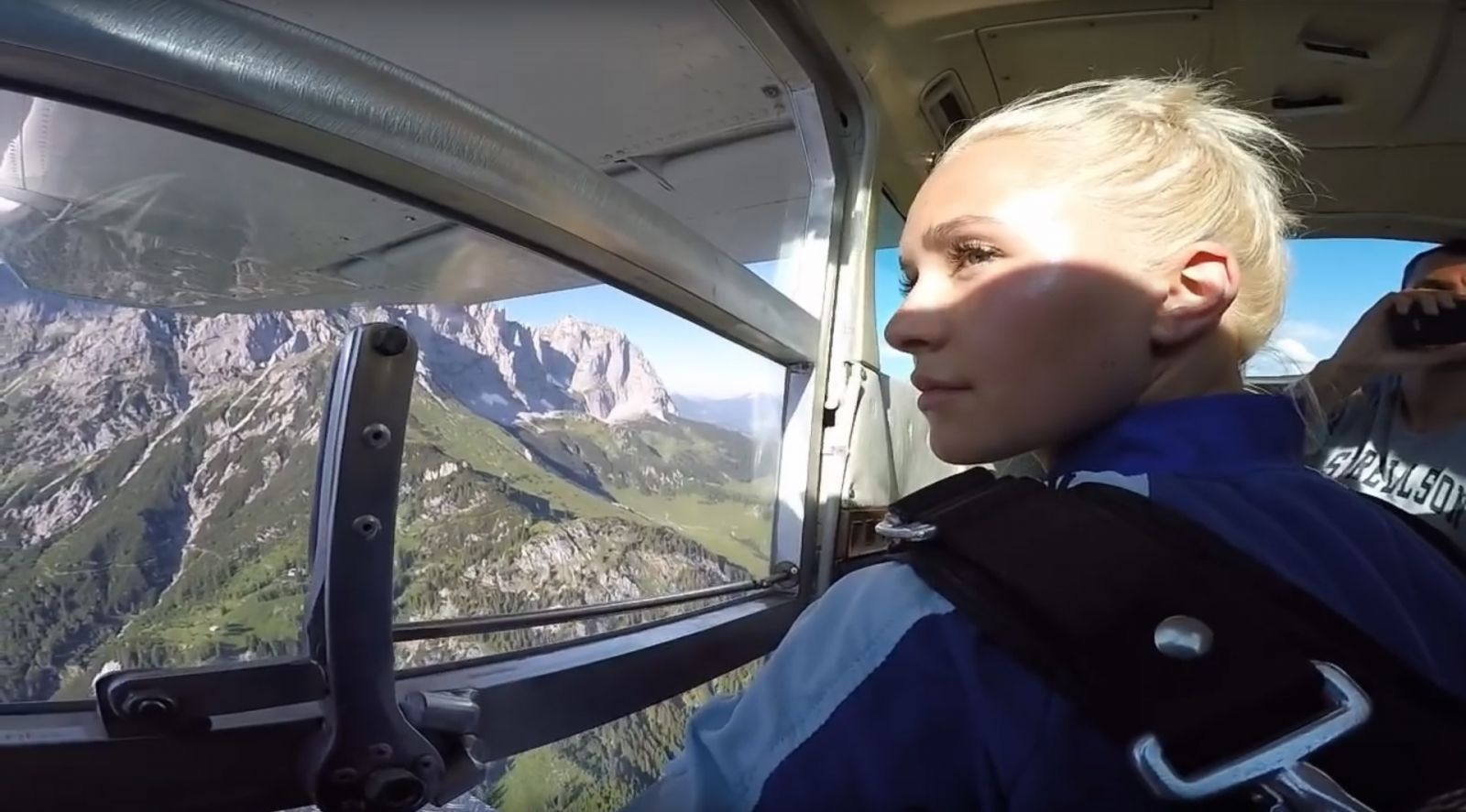 Невеста Владимира Кличко впервые прыгнула с парашютом