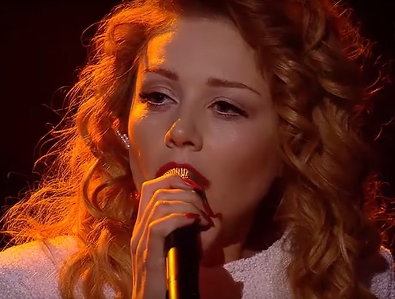 Тина Кароль и победитель шоу "Голос країни-7" поют песню "Твої гріхи"