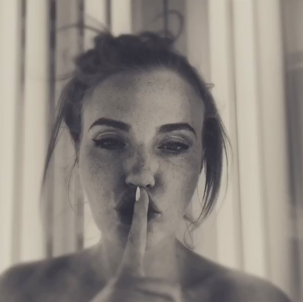 Слава из Неангелов показала свои веснушки