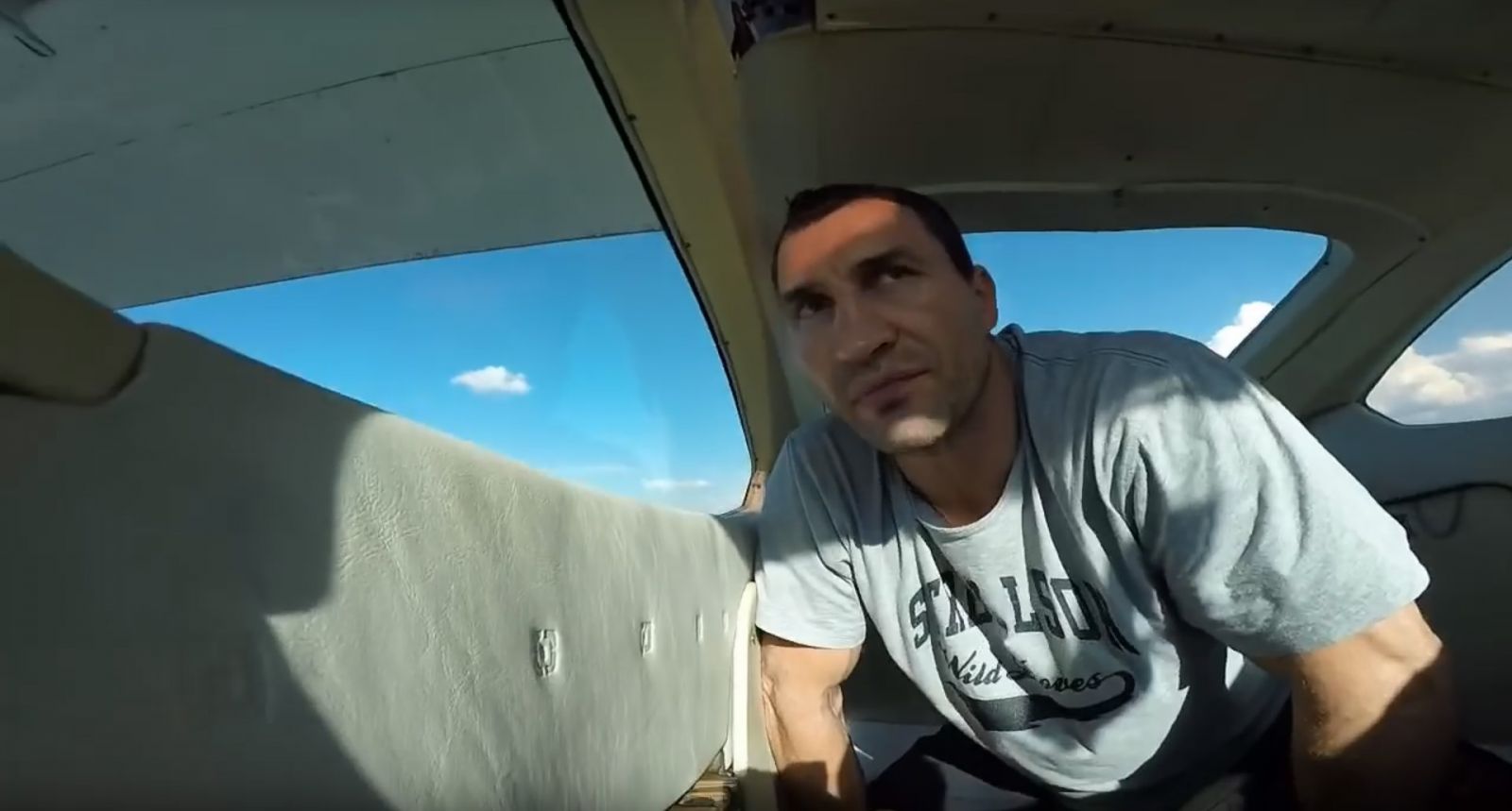 Невеста Владимира Кличко впервые прыгнула с парашютом