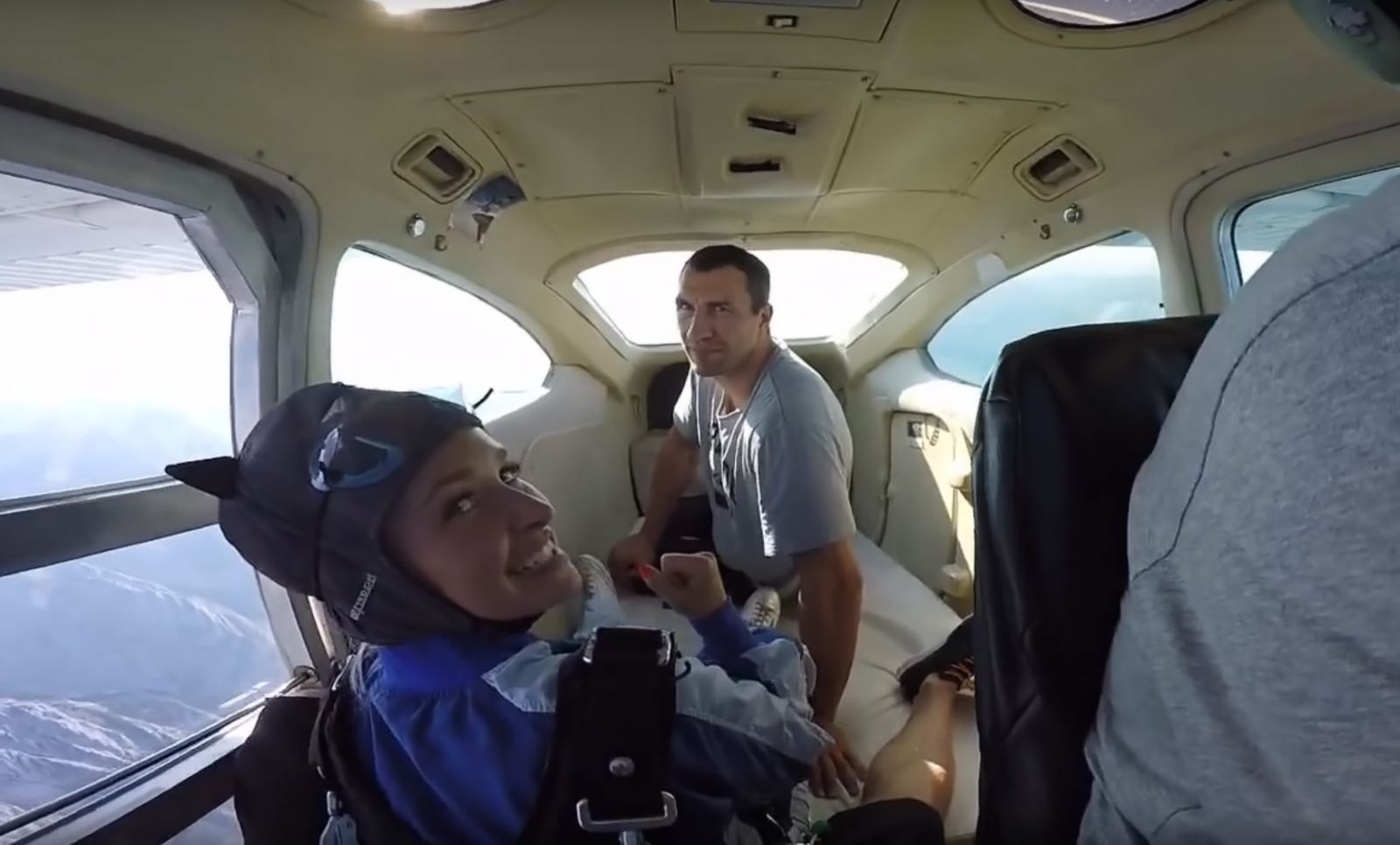 Невеста Владимира Кличко впервые прыгнула с парашютом