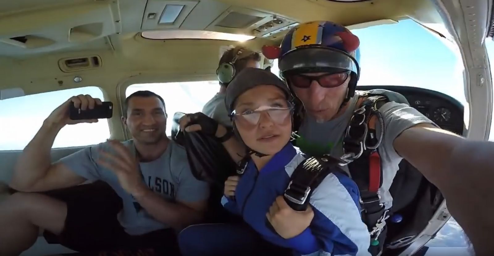 Невеста Владимира Кличко впервые прыгнула с парашютом