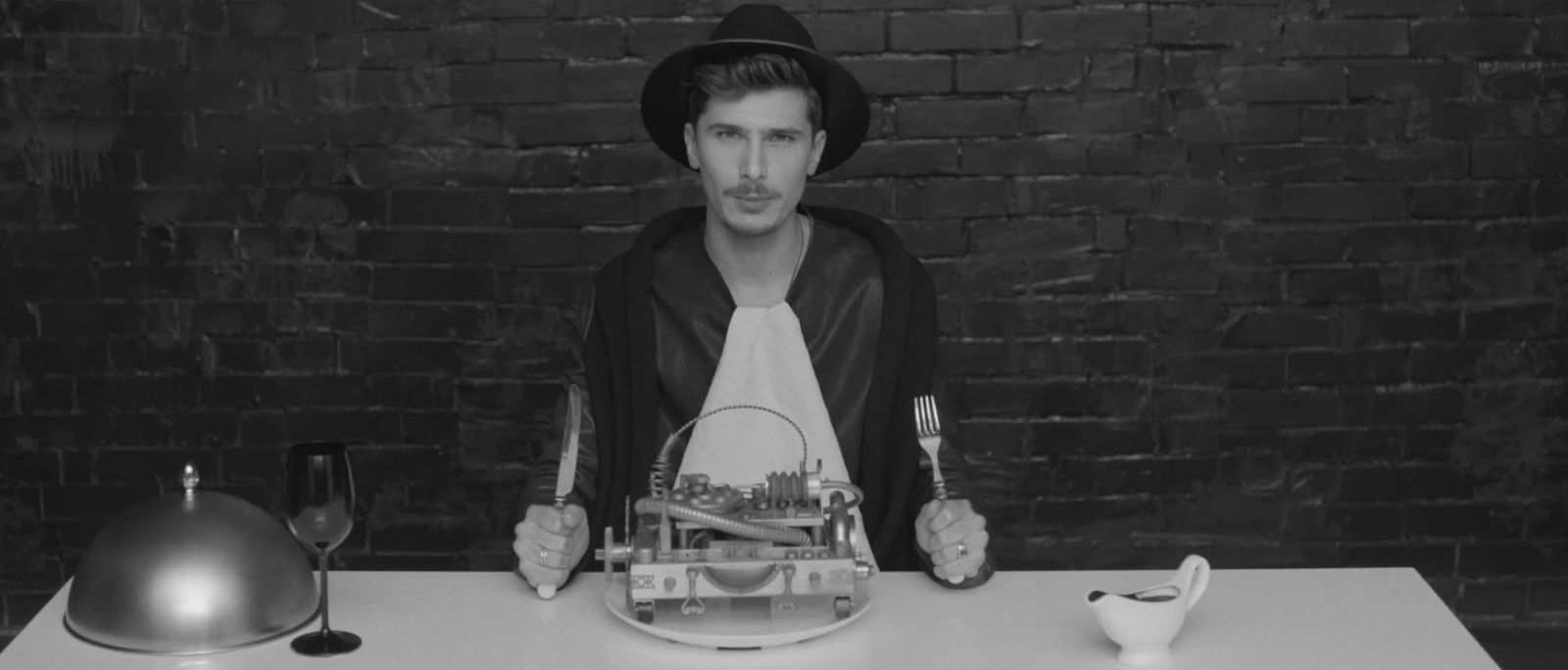 Время и Стекло сняли клип о безумной любви