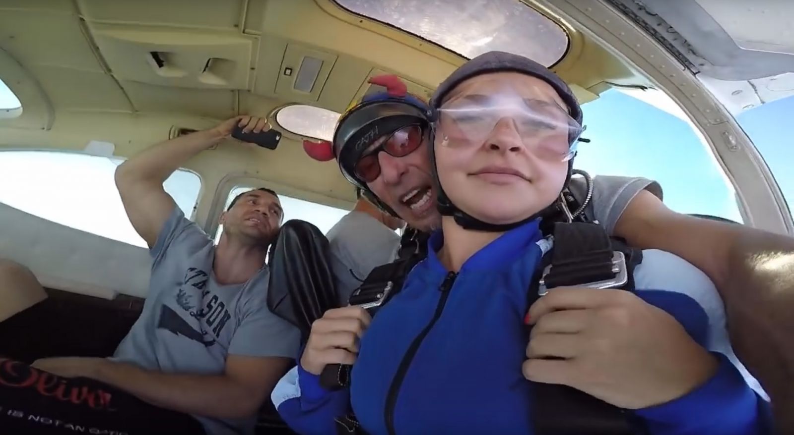 Невеста Владимира Кличко впервые прыгнула с парашютом