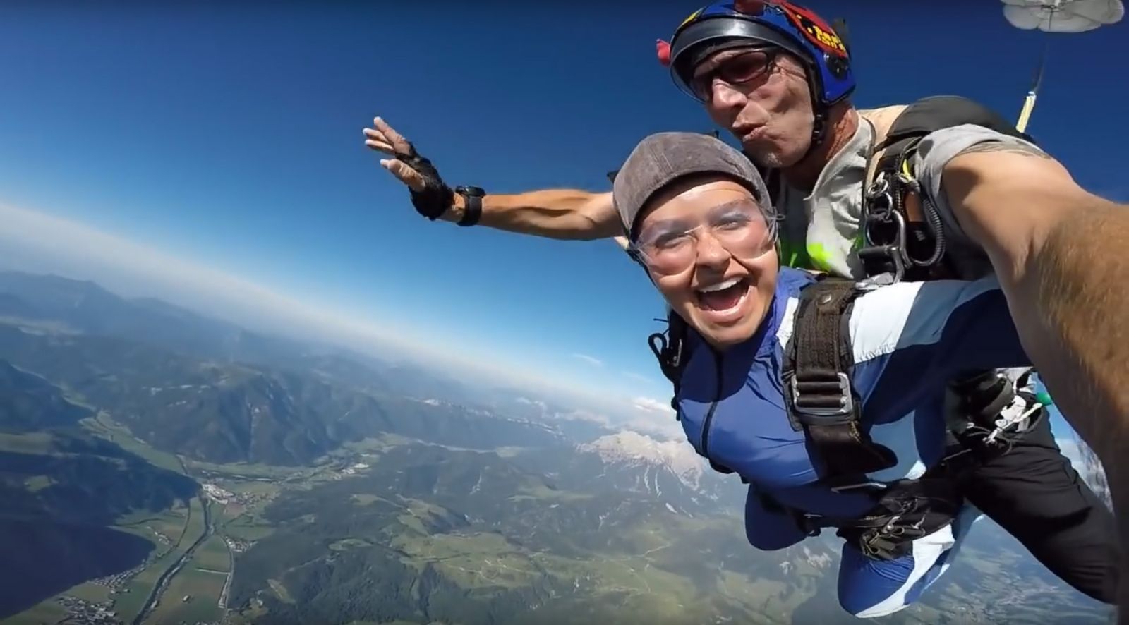 Невеста Владимира Кличко впервые прыгнула с парашютом