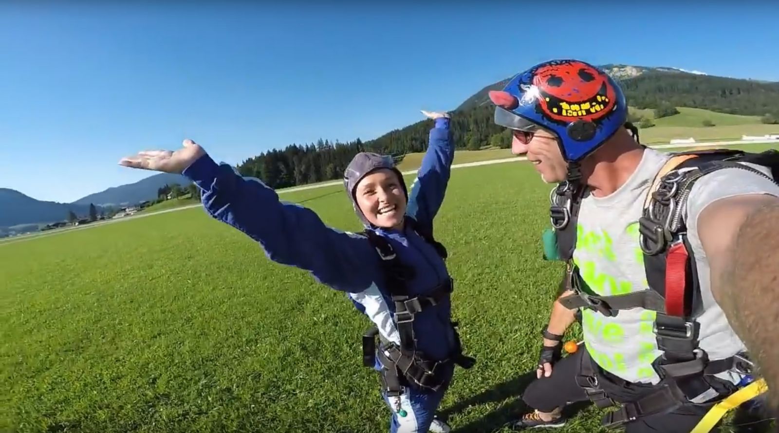 Невеста Владимира Кличко впервые прыгнула с парашютом