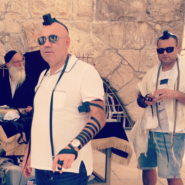 Иосиф Пригожин у стены плача в еврейском наряде