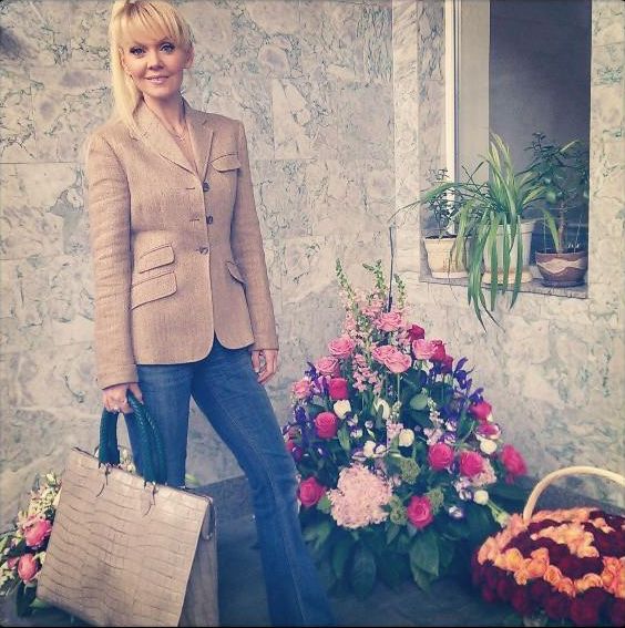 певица Валерия с подаренной сумкой на 45-летие