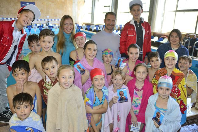 Денис Силантьев открыл школу плавания для детей