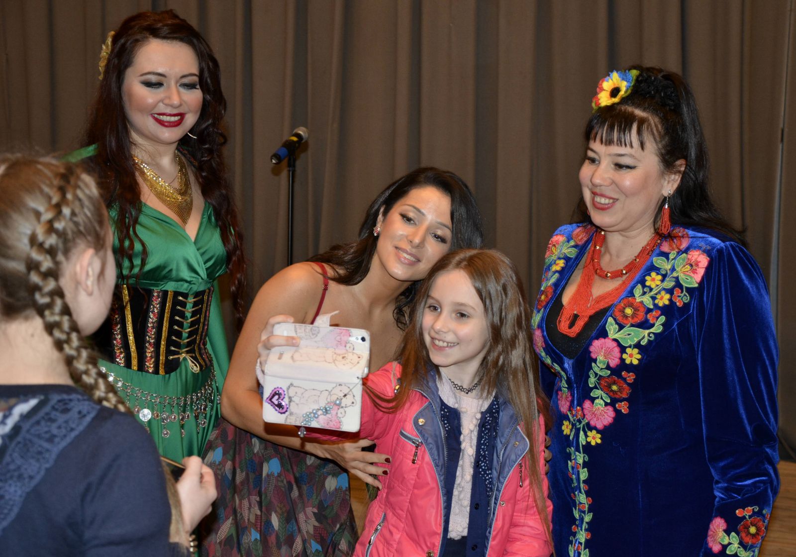 Злата Огневич дала концерт для женщин-военнослужащих