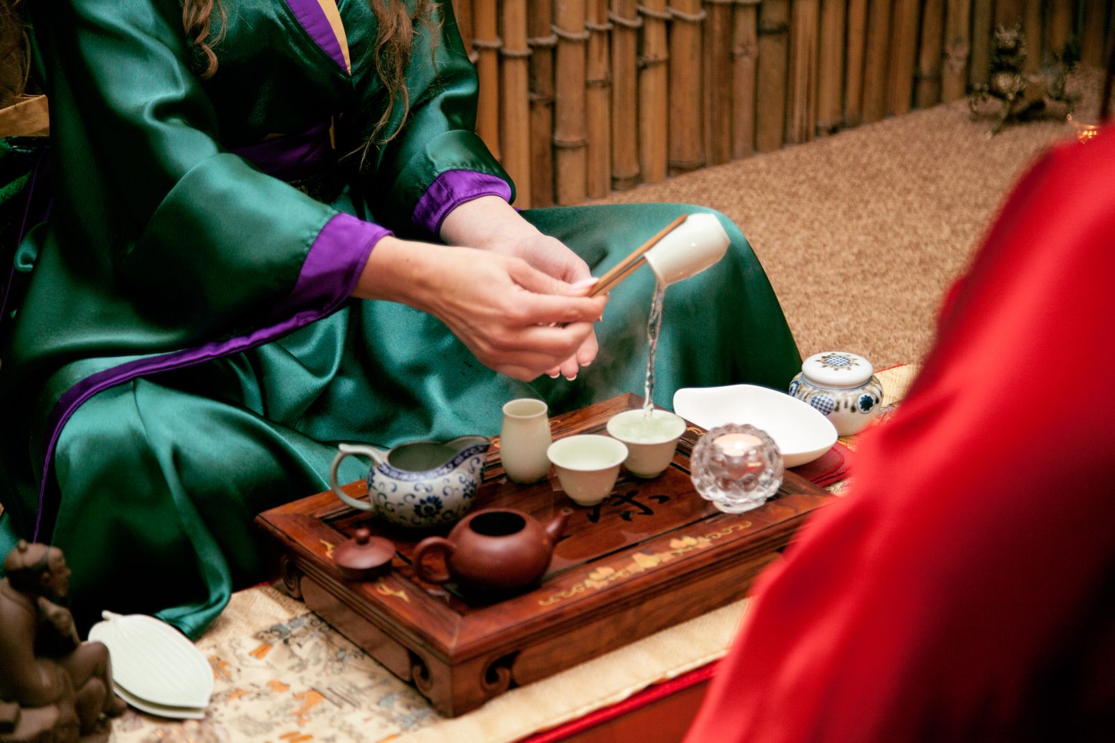 Мастер чайных церемоний. Япония чайная церемония макхава посуда. Фуро чайная церемония. Церемония чая в Японии. Китайская церемония чаепития.