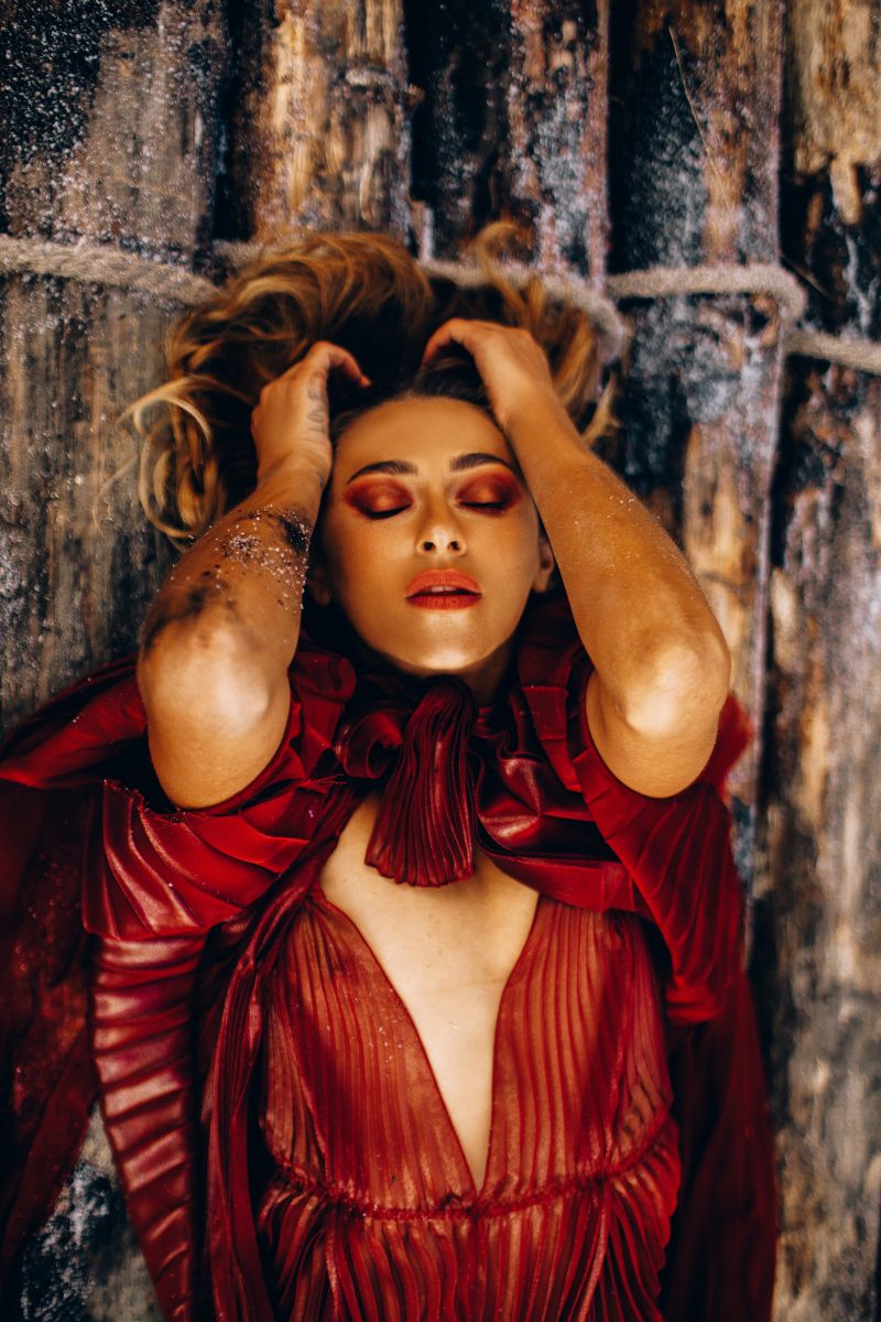 Финалистка нацотбора Евровидения-2017 Tayanna рассказала о своих грехах в новом клипе