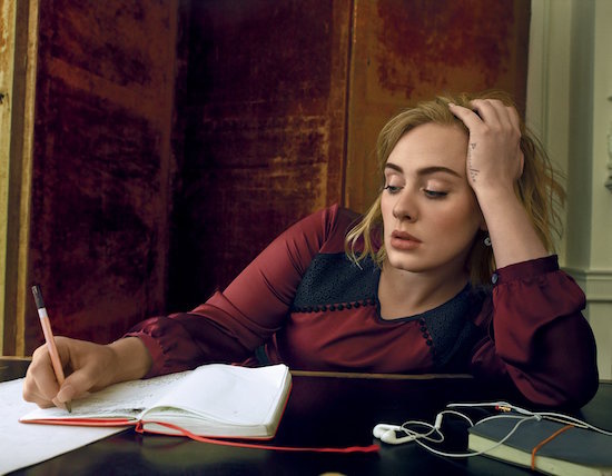 Утонченная красота: Адель украсила обложку Vogue
