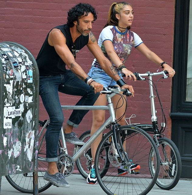 дочь Мадонны на велопрогулке со своим отцом