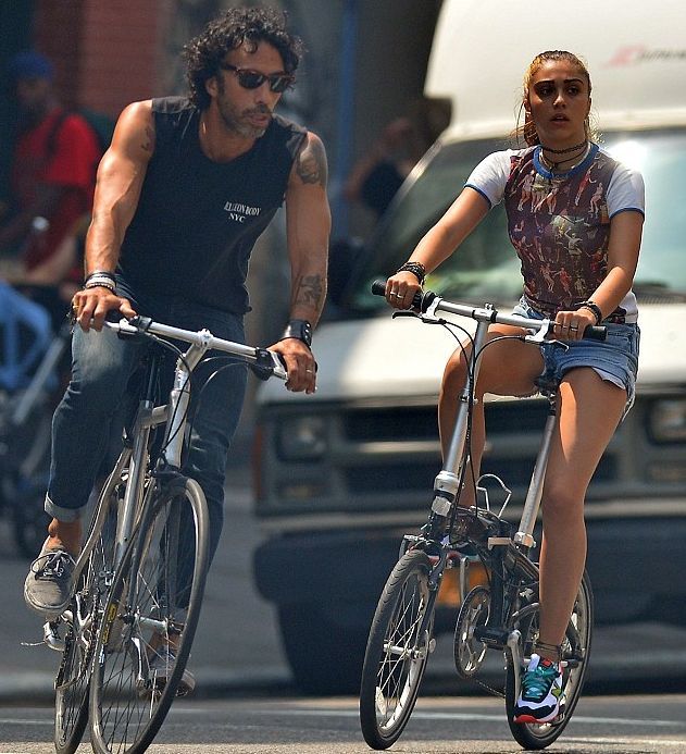дочь Мадонны на велопрогулке со своим отцом