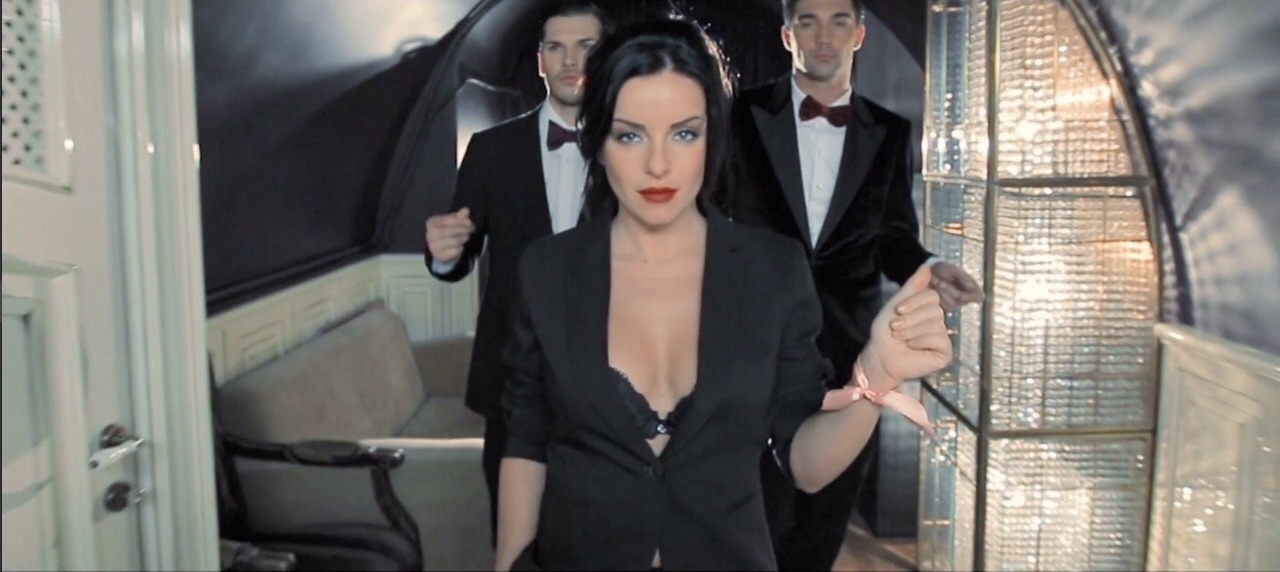 Юля Волкова оголила грудь ради борьбы против рака