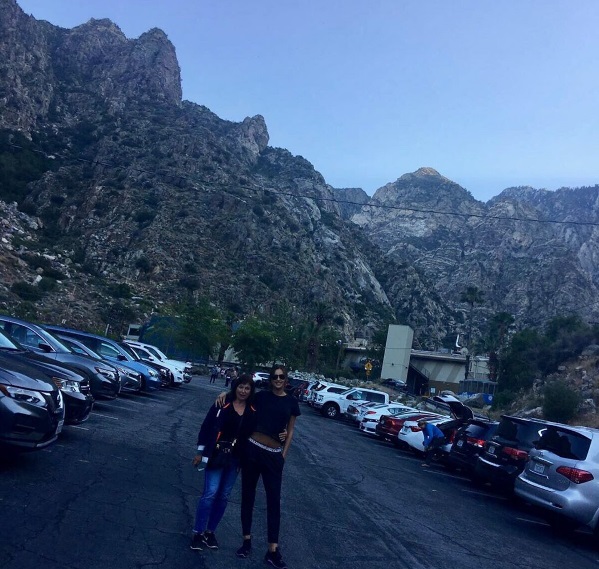 Первые недели после родов: Ирина Шейк отдыхает вместе с мамой