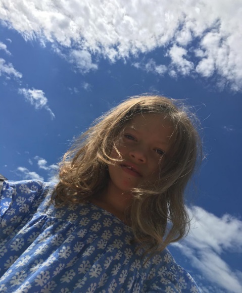 Крупным планом: Вера Брежнева поделилась снимком младшей дочери