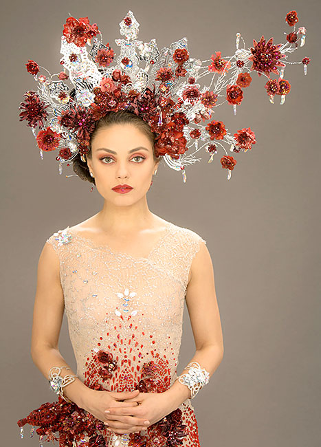 В сеть попали фото Милы Кунис в экзотическом свадебном наряде