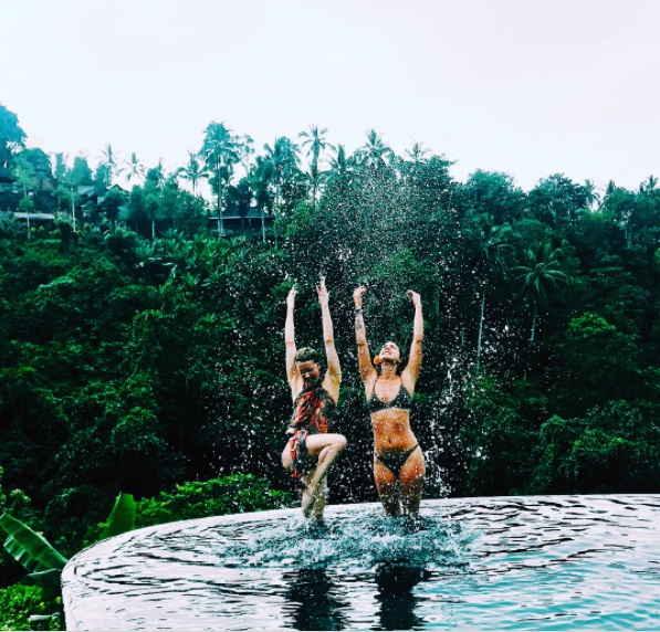 Отпуск продолжается: Эмбер Херд засыпала сеть яркими фото с Бали