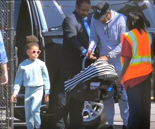 Дождались: Бейонсе и Джей-Зи впервые попали в кадр с новорожденными близнецами