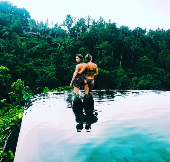 Отпуск продолжается: Эмбер Херд засыпала сеть яркими фото с Бали