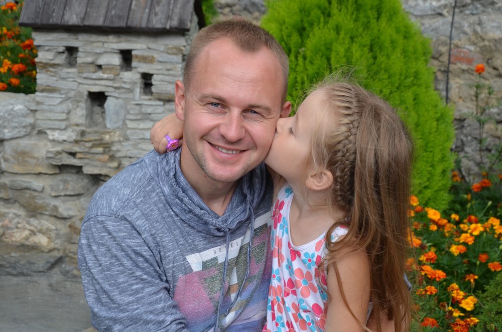 5-летняя дочь победителя шоу "Голос країни" поразила сеть своими рисунками