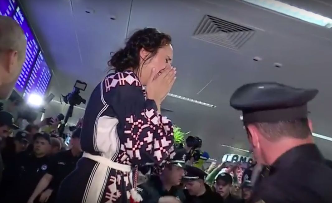 Джамала расплакалась в аэропорту Киева, вернувшись с "Евровидения-2016"