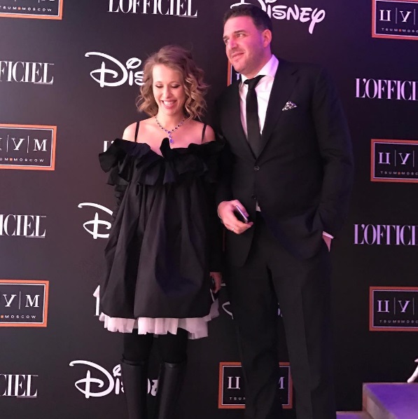 Роскошная мамочка: Ксения Собчак впервые вышла в свет после рождения сына