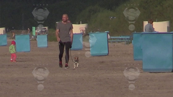 Дмитрий Шепелев с сыном на море