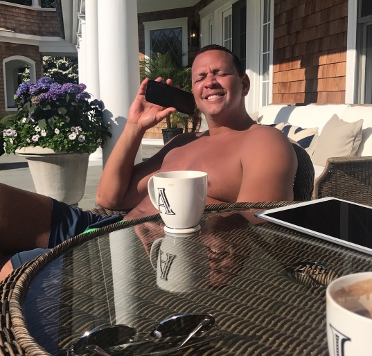 Настоящая семья: бойфренд Дженнифер Лопес играет с ее детьми