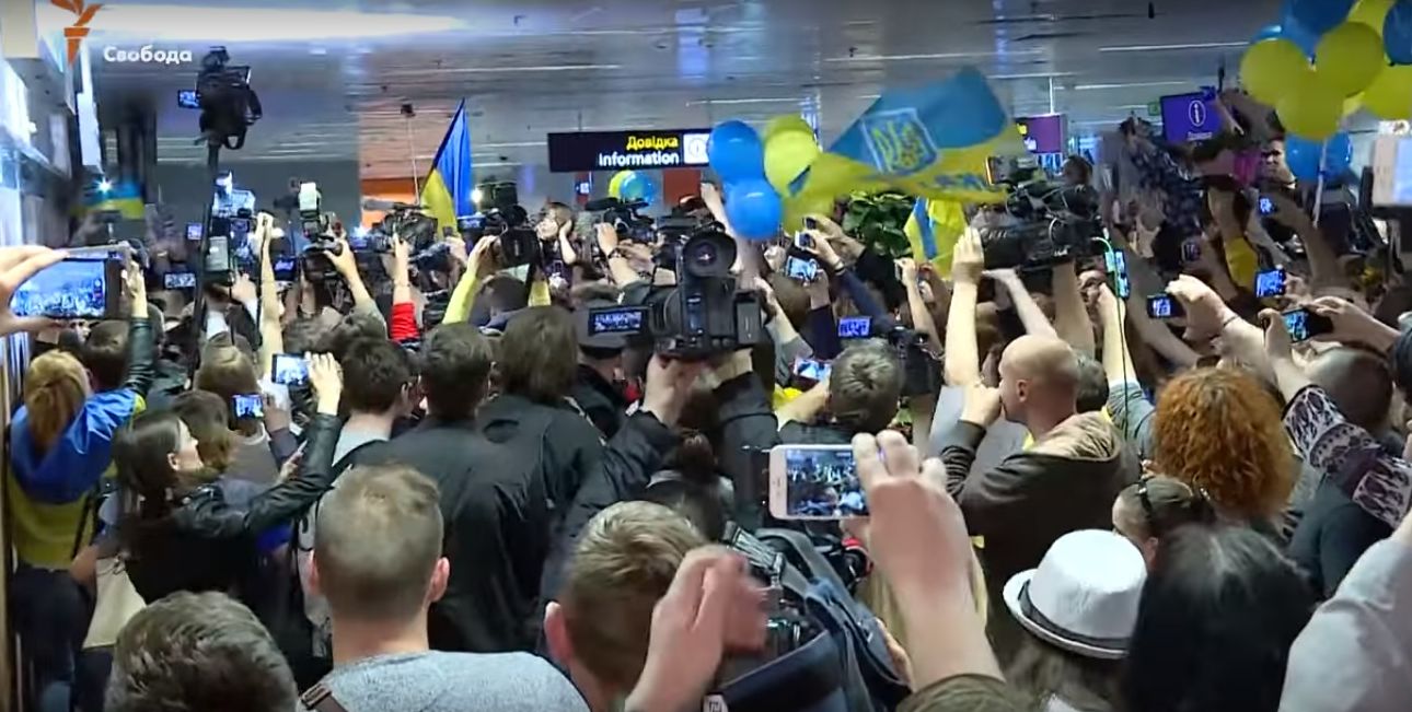 Джамала расплакалась в аэропорту Киева, вернувшись с "Евровидения-2016"