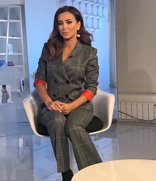 Сама скромность: Ани Лорак позирует в клетчатом костюме