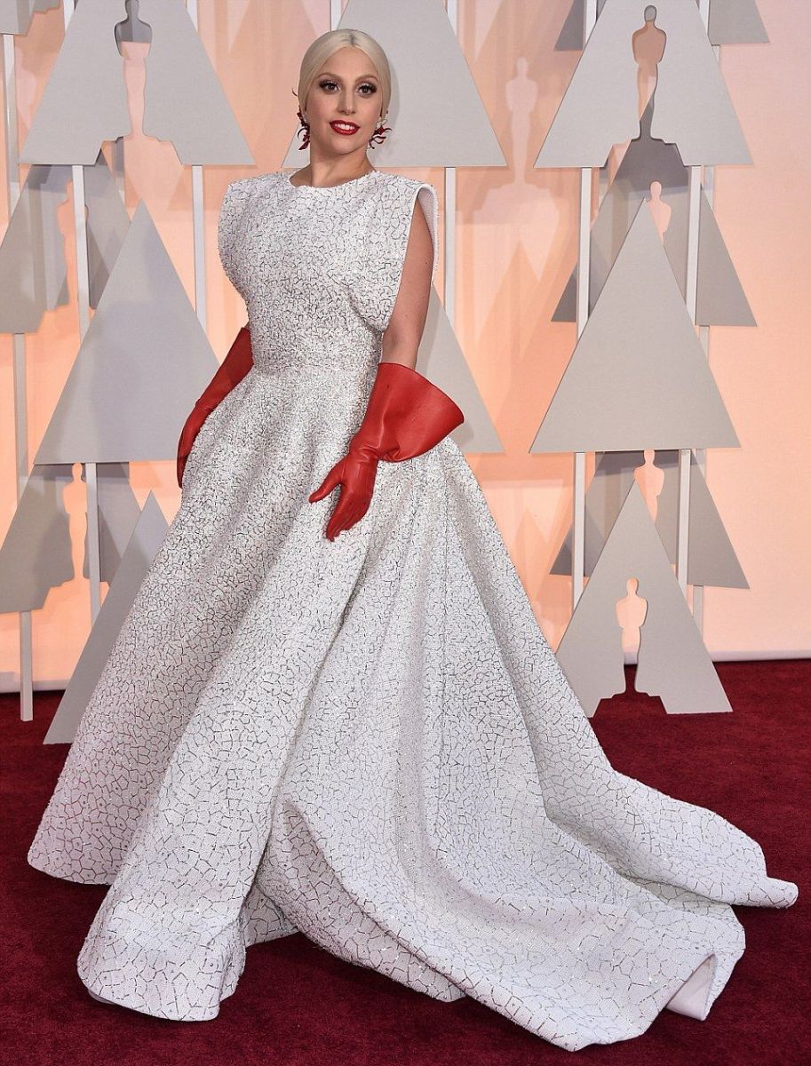 Леди Гага появилась на церемонии "Оскар-2015" без обручального кольца: что скажет Тэйлор Кинни?