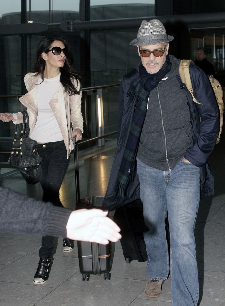 Джордж Клуни и Амаль Аламуддин в аэропорту Хитроу