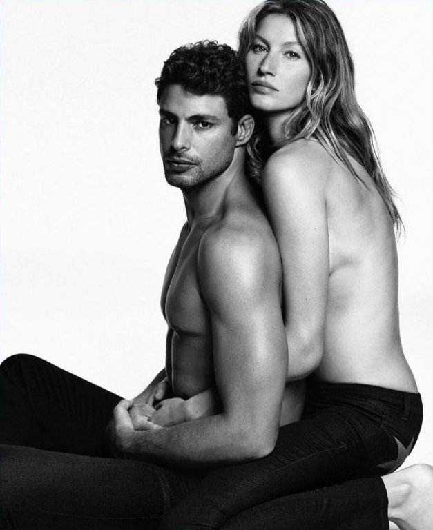 Жизель Бундхен снялась топлес для новой рекламной кампании Givenchy