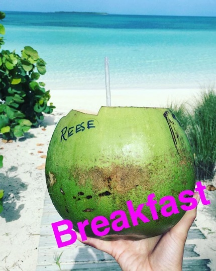 Семейный отдых: Риз Уизерспун поделилась яркими кадрами с близкими