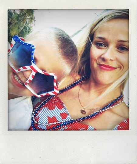 Семейный отдых: Риз Уизерспун поделилась яркими кадрами с близкими